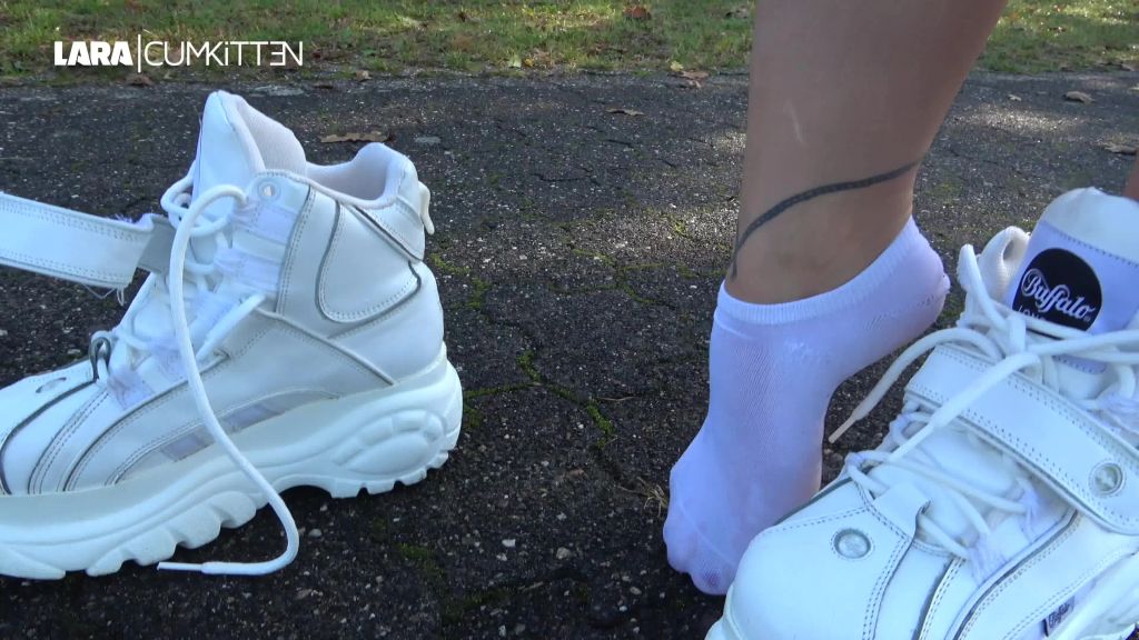 sexy foto nr. 10 von Vollgepisste Buffis | Nasser NS Spass mit Söckchen und Füßen