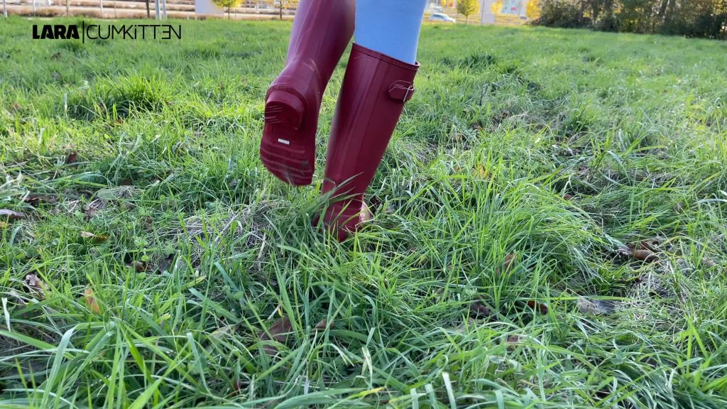 sexy foto nr. 2 von Public Piss| Natursekt Flut in Jeans und Gummistiefel