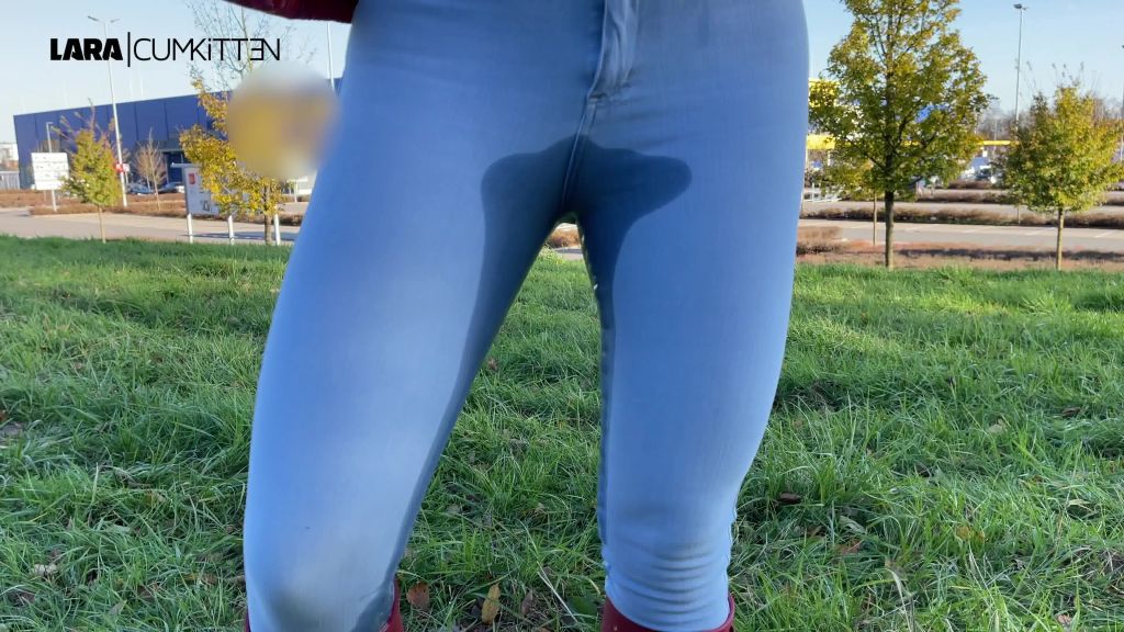 sexy foto nr. 5 von Public Piss| Natursekt Flut in Jeans und Gummistiefel