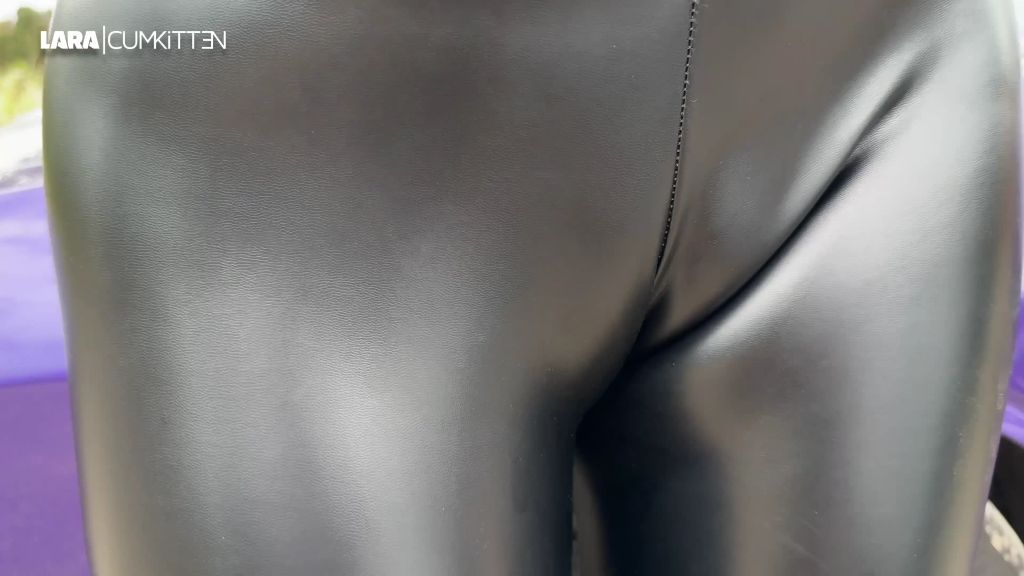 sexy foto nr. 4 von Heimliches PARKPLATZ TREFFEN | Leggings Fick mit XXL FACIAL
