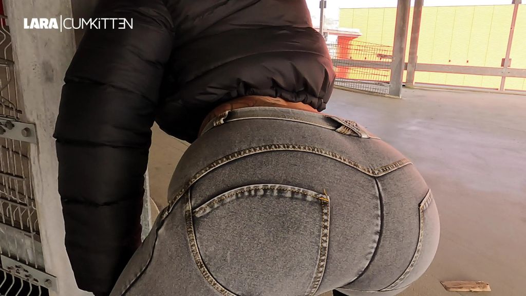 sexy foto nr. 4 von Jeans und Stiefel Bitch | Public eingepisst auf Parkdeck 9