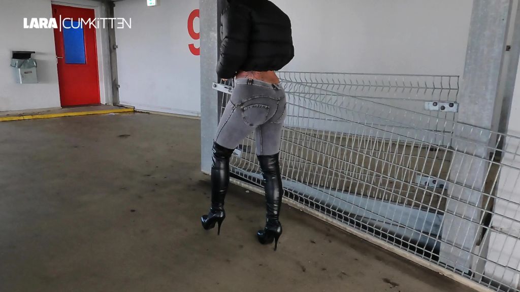 sexy foto nr. 8 von Jeans und Stiefel Bitch | Public eingepisst auf Parkdeck 9