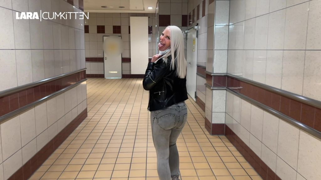 sexy foto nr. 3 von PUBLIC PISS beim Shopping | Komm mit und leck mich sauber