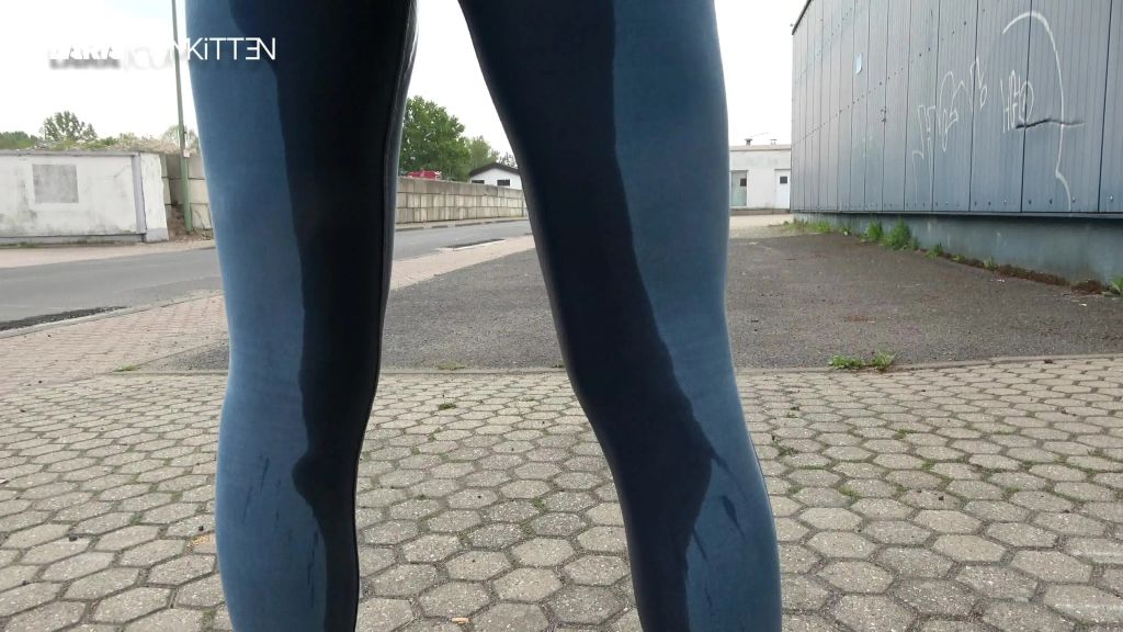 sexy foto nr. 9 von JEANS & SNEAKER vollgepisst | PUBLIC PISS an der Strasse