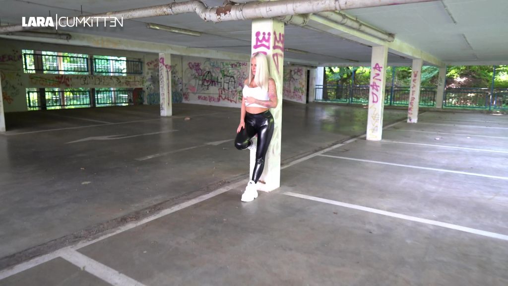 sexy foto nr. 1 von Pralle LEGGINGS BITCH | Abgeschleppt und vollgespritzt