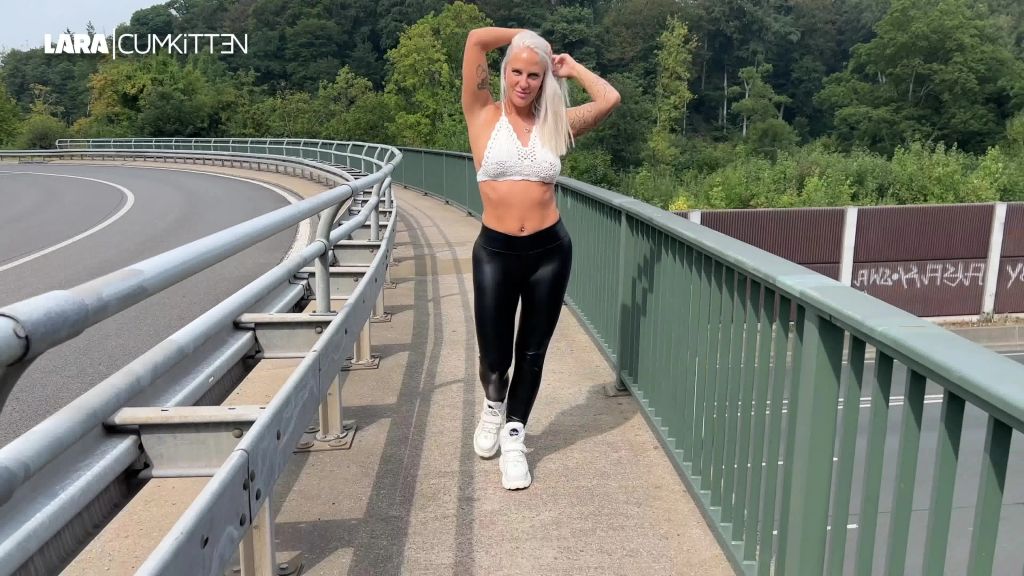 sexy foto nr. 2 von Parkplatz Treffen | Pralle Leggings Schlampe im Auto gefickt