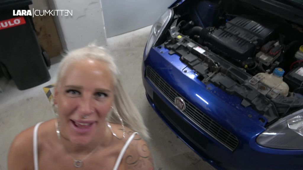 sexy foto nr. 5 von Pralle Leggings Bitch | Beine breit für die Kfz Werkstatt