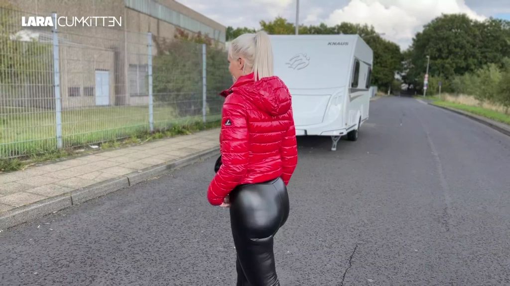 sexy foto nr. 6 von Public Leggings PISS | Sexy in Daunenjacke und Sneakern