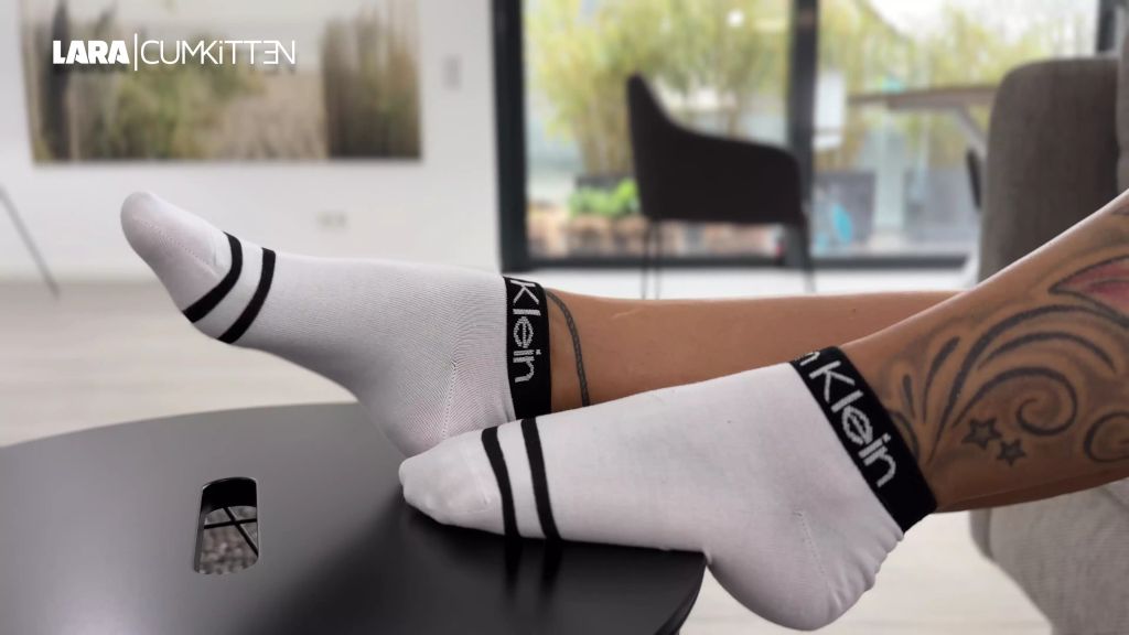 sexy foto nr. 2 von Sexy FOOTJOB mit CUMSHOT | Barfuss und in Sneaker Söckchen