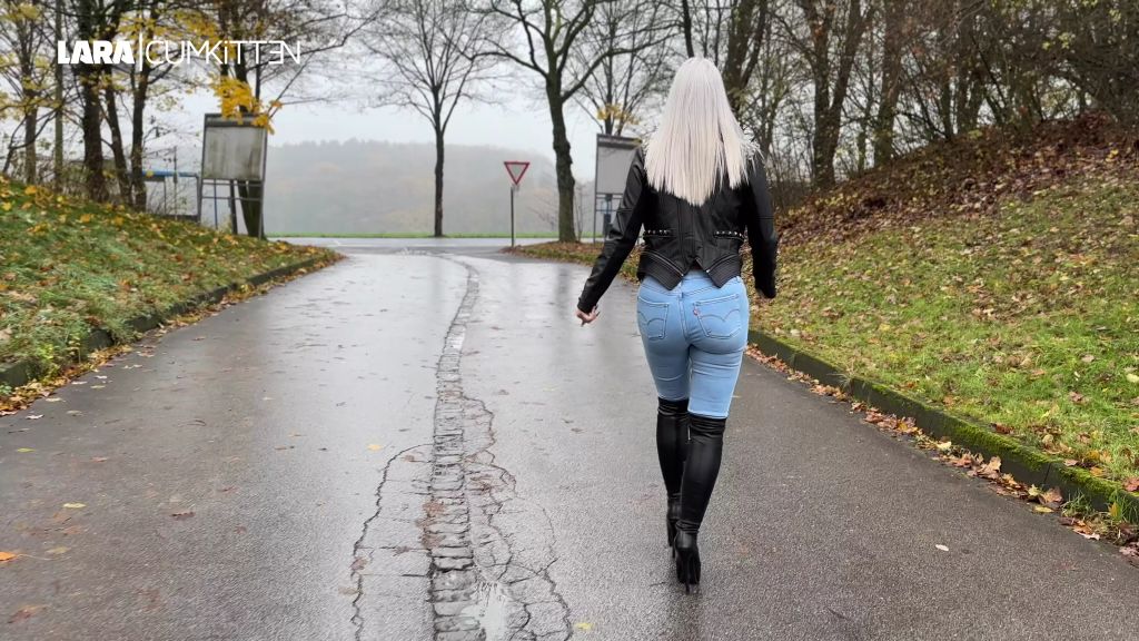 sexy foto nr. 1 von PUBLIC | Jeans und Stiefel in der Öffentlichkeit VOLLGEPISST