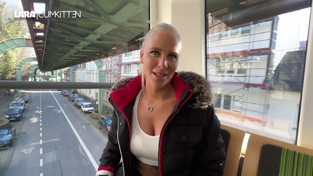 sexy foto nr. 3 von FICKDATE Public in der Schwebebahn klar gemacht | XXL Facial
