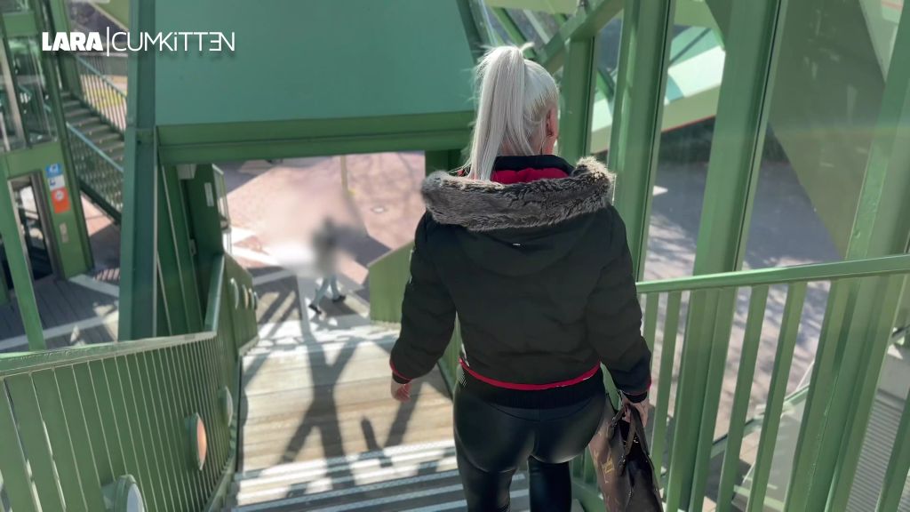 sexy foto nr. 4 von FICKDATE Public in der Schwebebahn klar gemacht | XXL Facial
