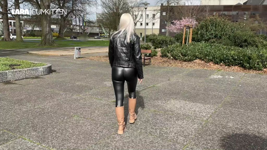 sexy foto nr. 3 von BUBBLE BUTT BITCH | In Leggings von der Strasse gefickt