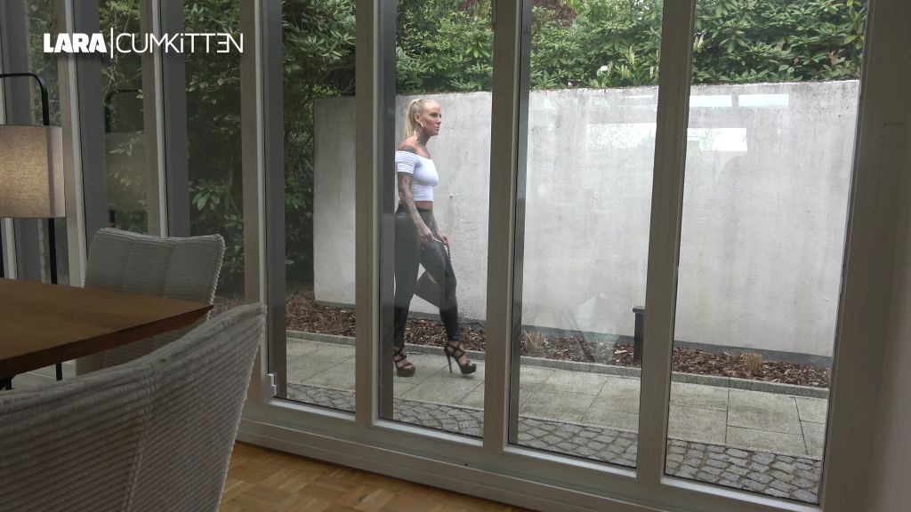 sexy foto nr. 1 von BUBI beim wixxen ERWISCHT | Leggings MILF saut ihn leer