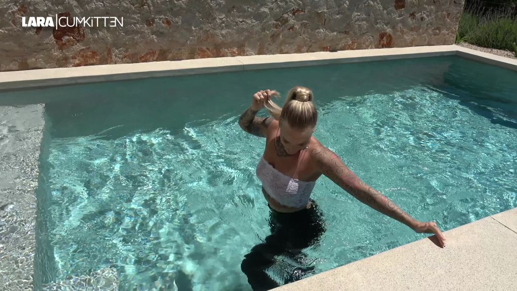 sexy foto nr. 3 von NASS UND GLÄNZEND | Leggings BubbleButt im Pool ESKALIERT
