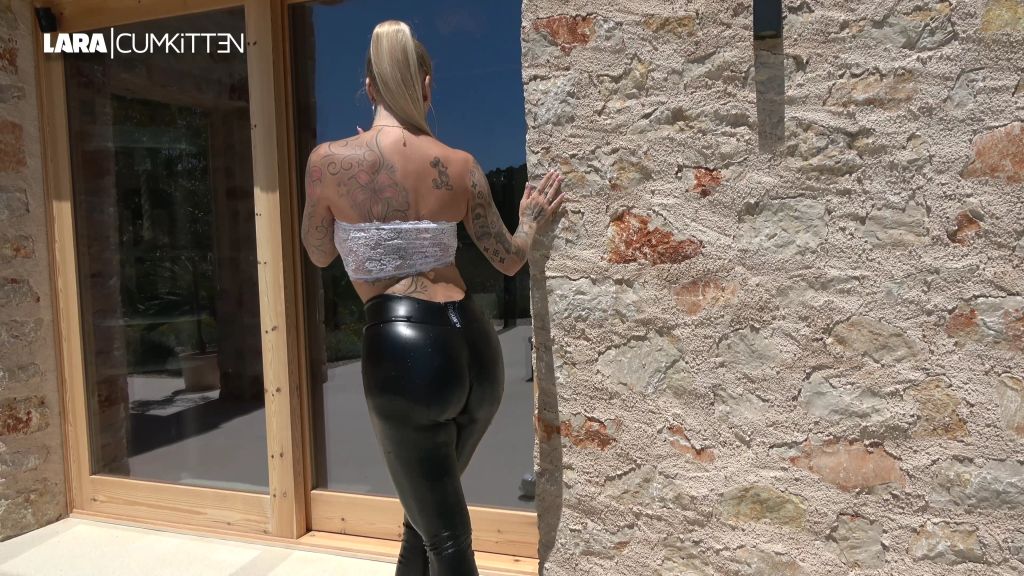 sexy foto nr. 4 von NASS UND GLÄNZEND | Leggings BubbleButt im Pool ESKALIERT