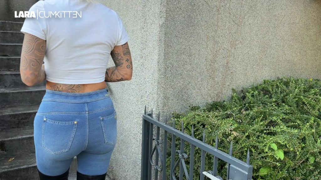 sexy foto nr. 2 von Sommer Piss in Jeans und Stiefeln | Komplett durchnässt