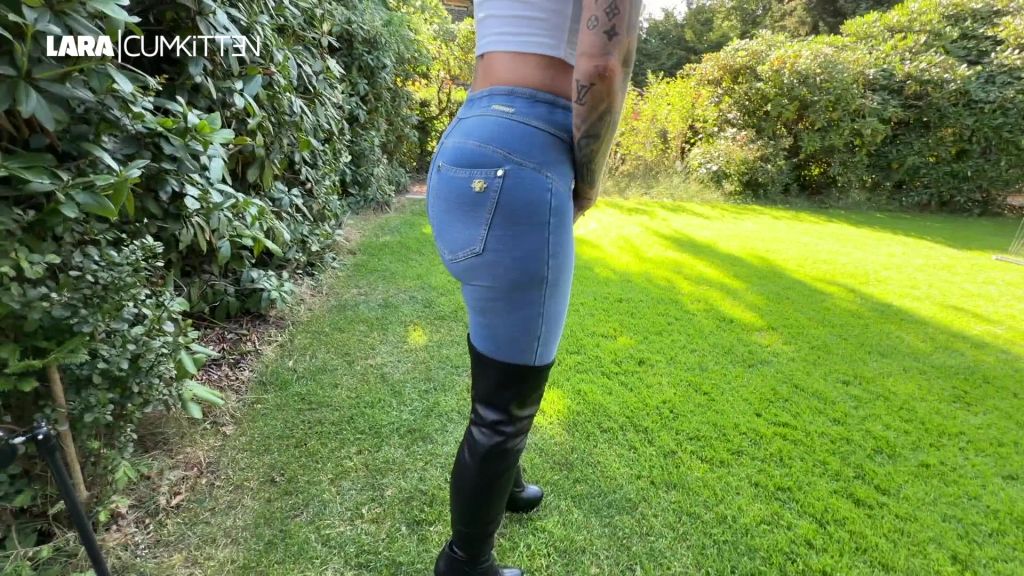 sexy foto nr. 5 von Sommer Piss in Jeans und Stiefeln | Komplett durchnässt