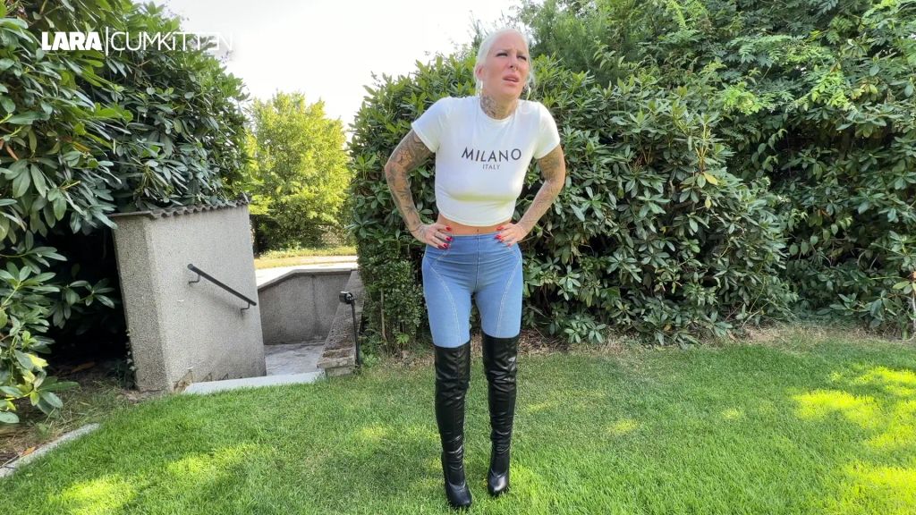 sexy foto nr. 6 von Sommer Piss in Jeans und Stiefeln | Komplett durchnässt