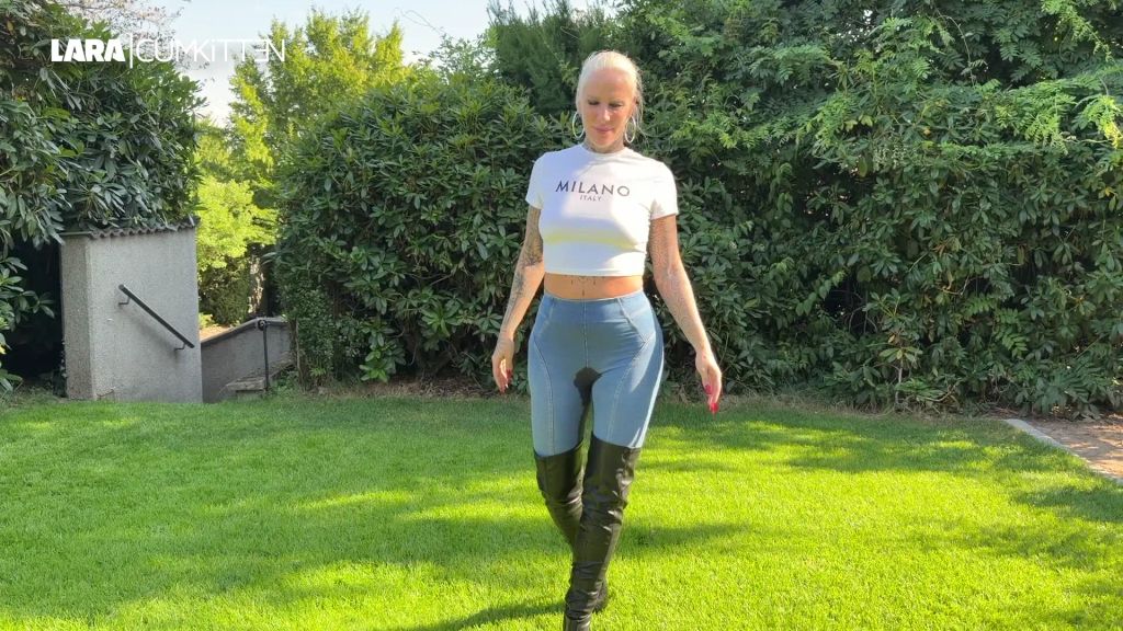 sexy foto nr. 7 von Sommer Piss in Jeans und Stiefeln | Komplett durchnässt