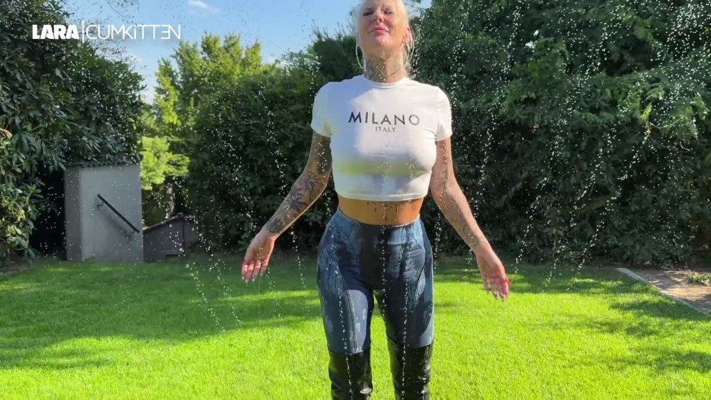 sexy foto nr. 8 von Sommer Piss in Jeans und Stiefeln | Komplett durchnässt