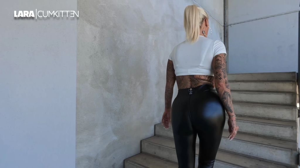 Vorschaubild 3 zum Video „LEGGINGSWALK | Spontanes PUBLIC DATE mit einem Fremden“