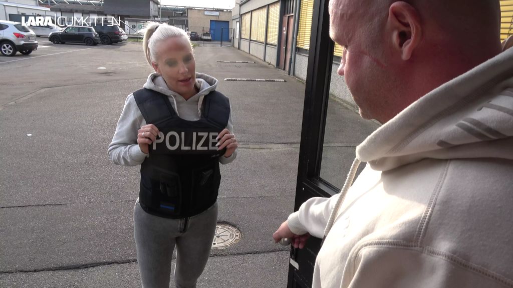 sexy foto nr. 1 von Polizei Durchsuchung ESKALIERT | XXL Facial Explosion