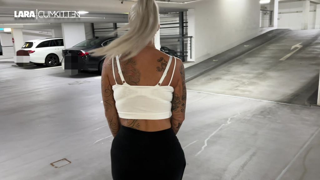 sexy foto nr. 3 von Mitten im Parkhaus | Mega dringende PUBLIC PISS Überflutung
