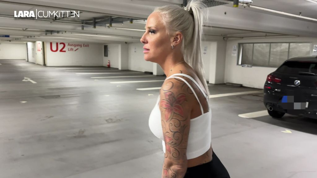 sexy foto nr. 5 von Mitten im Parkhaus | Mega dringende PUBLIC PISS Überflutung