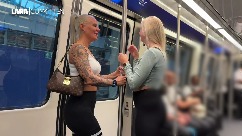 sexy foto nr. 2 von PUBLIC PISS im Airport | Wir müssen beide SOO NÖTIG...