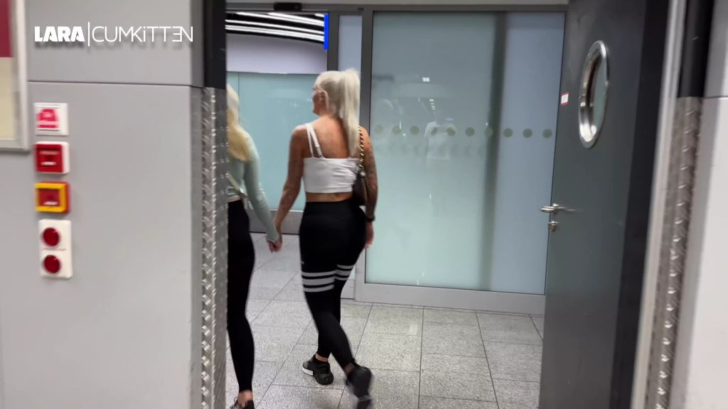 sexy foto nr. 6 von PUBLIC PISS im Airport | Wir müssen beide SOO NÖTIG...