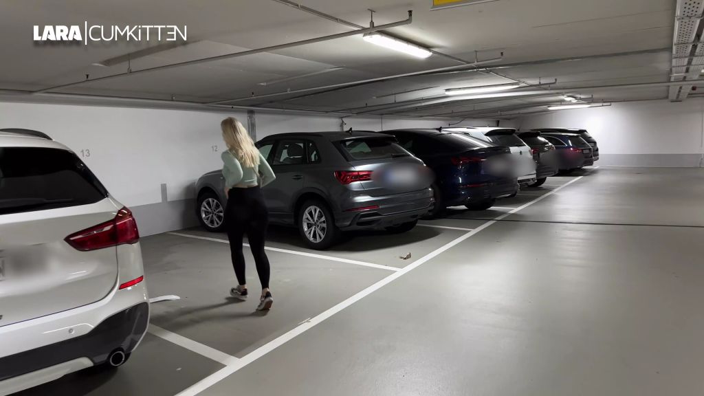 sexy foto nr. 8 von PUBLIC PISS im Airport | Wir müssen beide SOO NÖTIG...