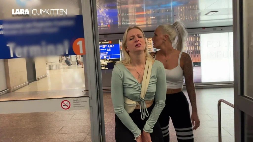 PUBLIC PISS im Airport | Wir müssen beide SOO NÖTIG...