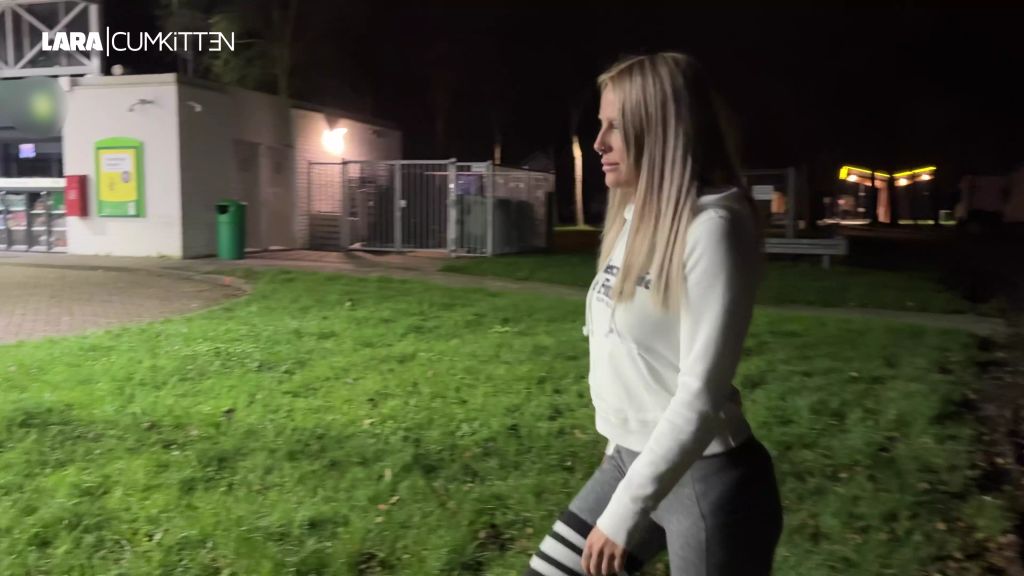 sexy foto nr. 2 von TANK & PISS | Dreister Public Piss an der Tankstelle