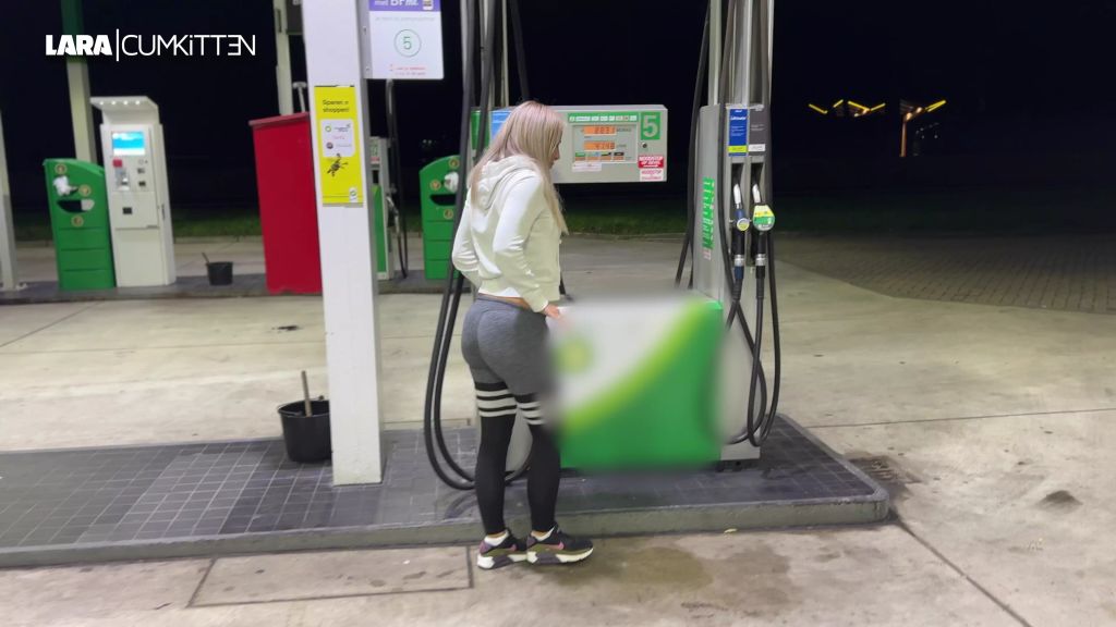 sexy foto nr. 4 von TANK & PISS | Dreister Public Piss an der Tankstelle