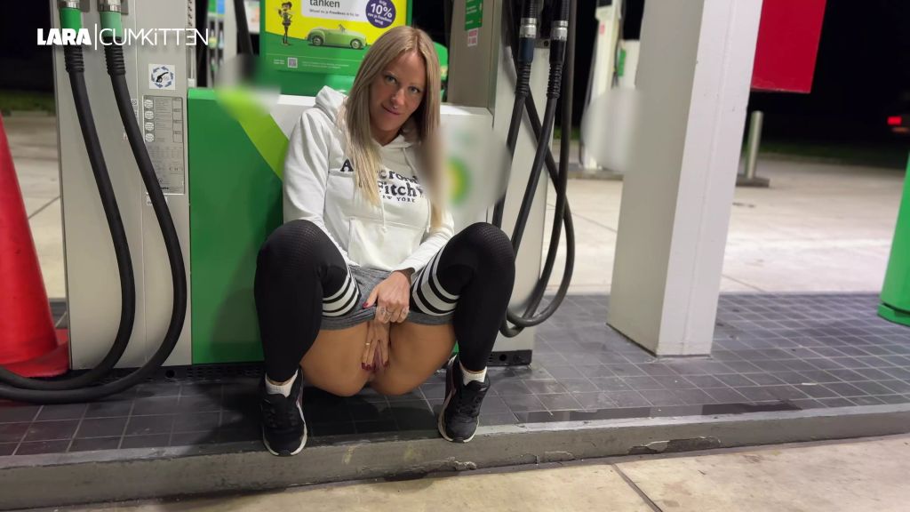 sexy foto nr. 6 von TANK & PISS | Dreister Public Piss an der Tankstelle