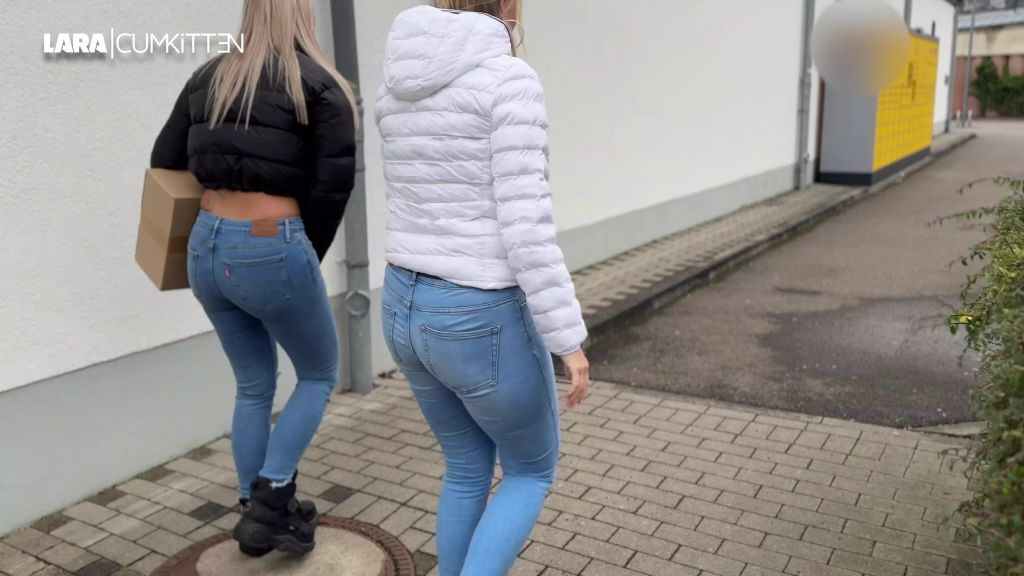 sexy foto nr. 5 von JEANS PISS GIRLS | Public eingepisst an der Paketstation