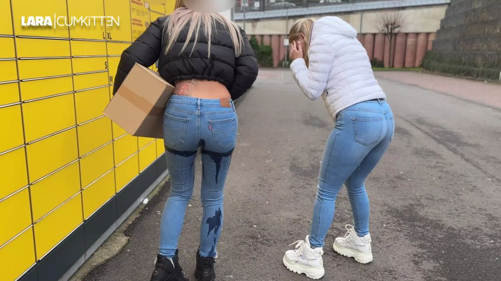 sexy foto nr. 6 von JEANS PISS GIRLS | Public eingepisst an der Paketstation