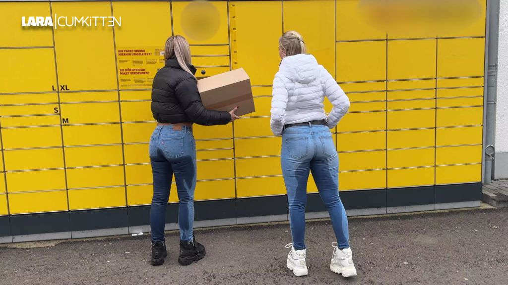 sexy foto nr. 9 von JEANS PISS GIRLS | Public eingepisst an der Paketstation