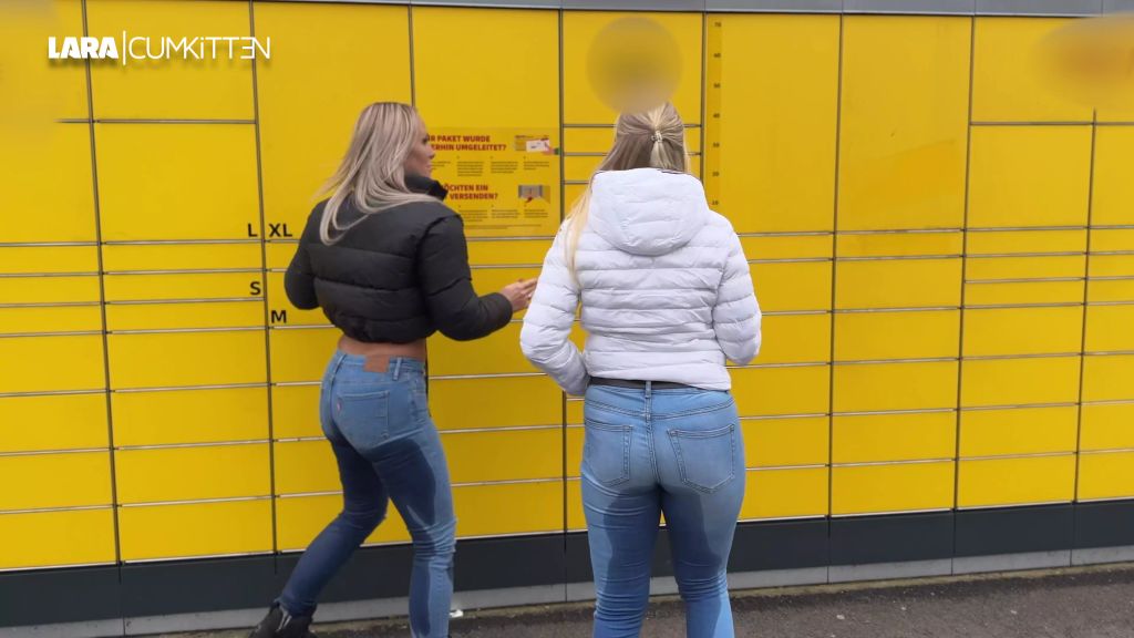 sexy foto nr. 10 von JEANS PISS GIRLS | Public eingepisst an der Paketstation