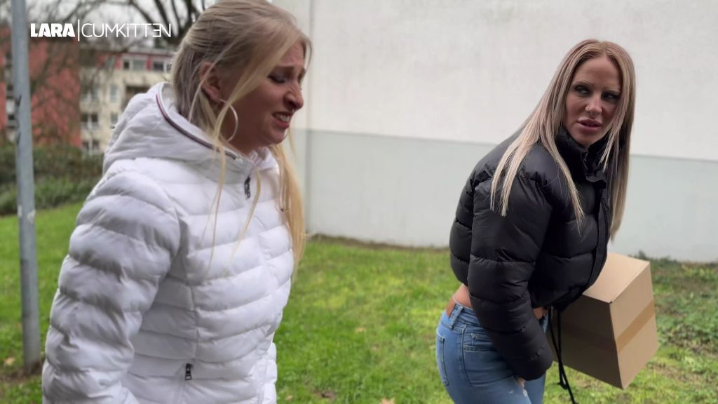 JEANS PISS GIRLS | Public eingepisst an der Paketstation