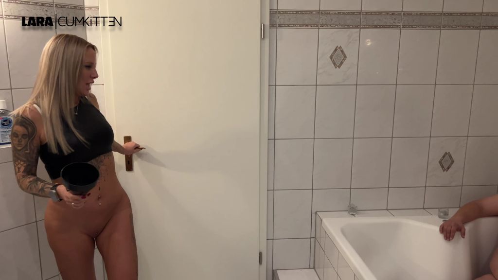 sexy foto nr. 1 von Devoter PISS SKLAVE | Schluck ALLES durch den Trichter!Loser