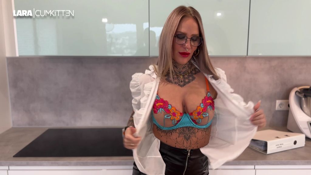 sexy foto nr. 3 von Aufgestrapste BÜRO SCHLAMPE | Office FICK mit BRILLEN FACIAL
