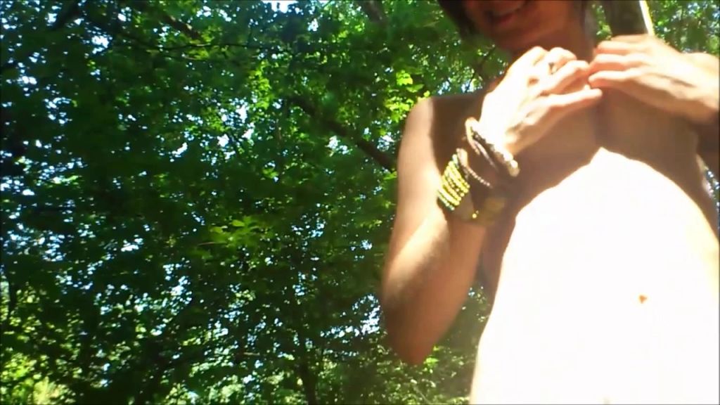 sexy foto nr. 4 von Rollig durch den Wald streunen