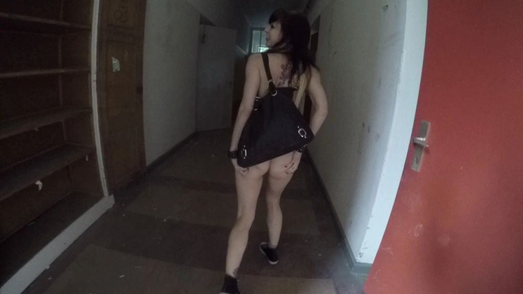sexy foto nr. 2 von Nackmarsch im verlassenen Krankenhaus