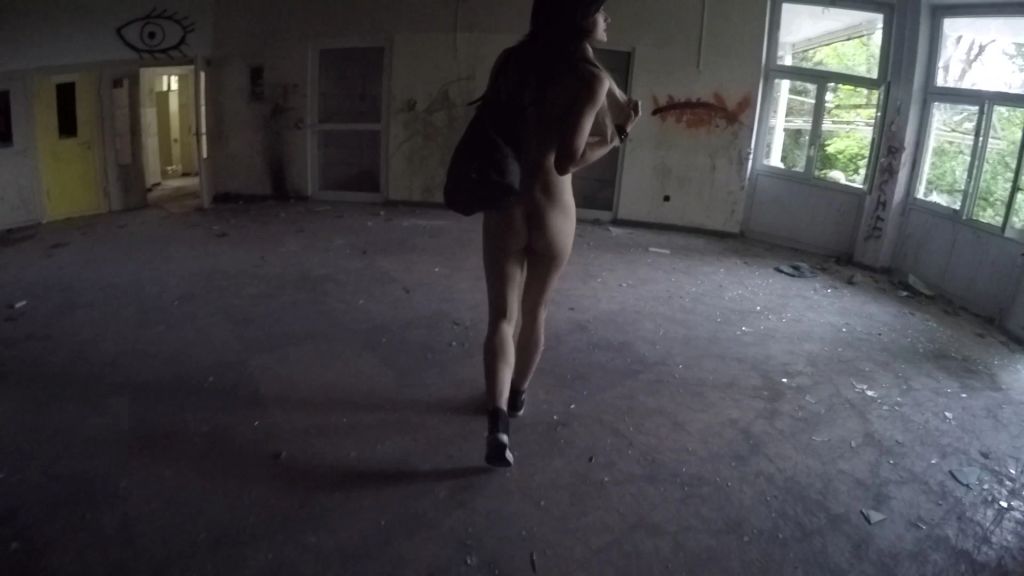 sexy foto nr. 3 von Nackmarsch im verlassenen Krankenhaus