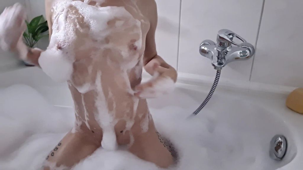 sexy foto nr. 2 von Schaumig, feucht, nass und geil in der Badewanne