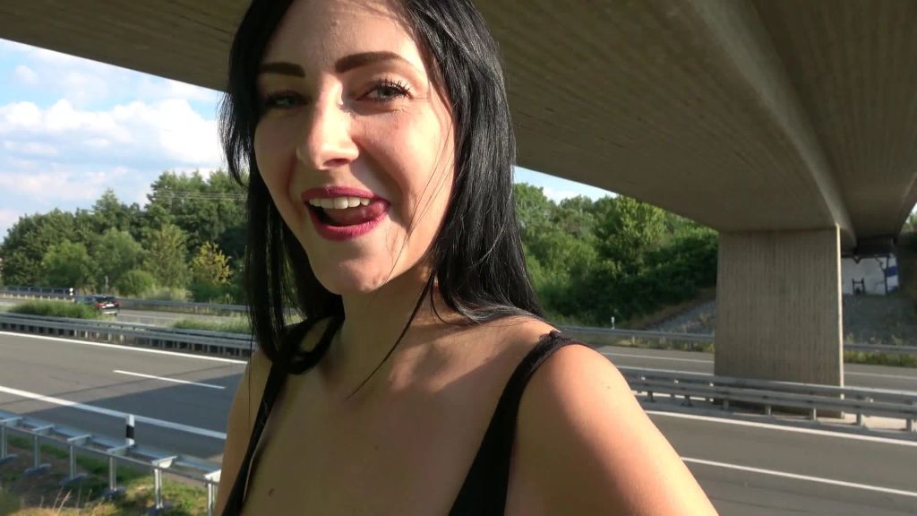 sexy foto nr. 2 von Public an der Autobahn gefickt!