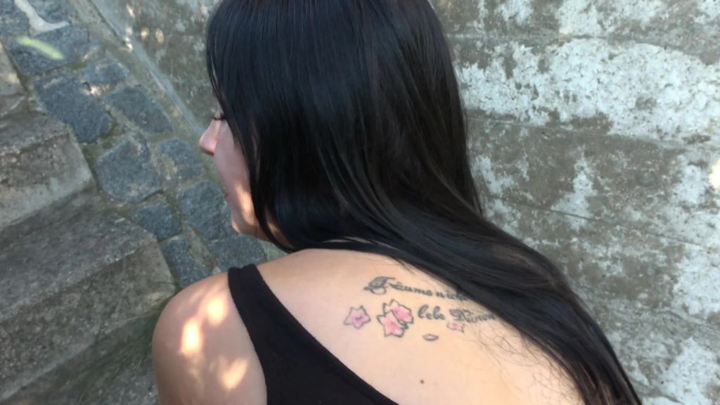 sexy foto nr. 6 von Public an der Autobahn gefickt!