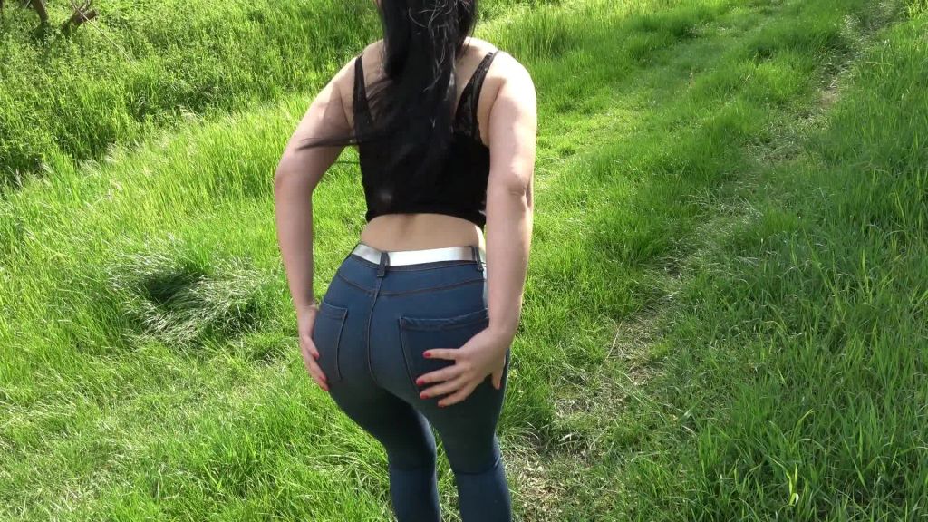 sexy foto nr. 2 von Outdoor-Bitch kanns nicht lassen....